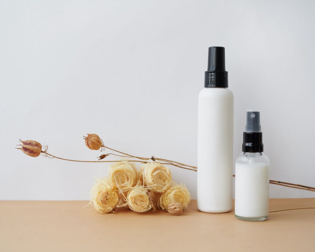 Ảnh minh họa: Cận cảnh thiết kế chai sản phẩm màu trắng với hoa khô