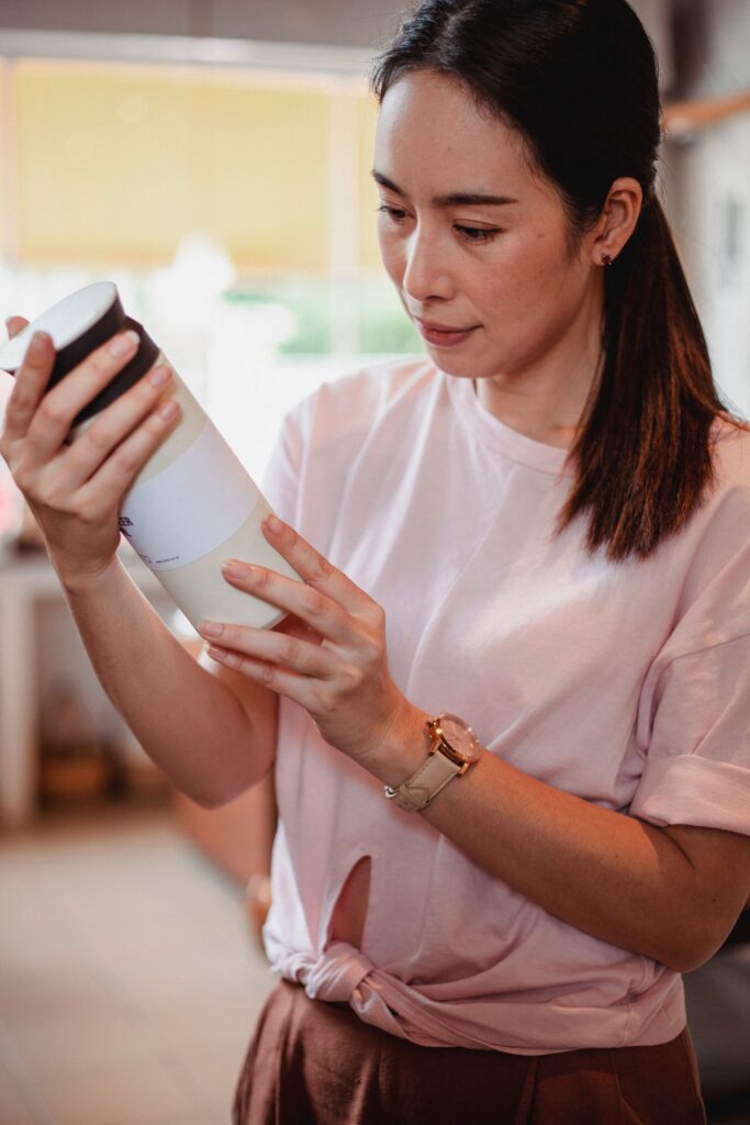 Ảnh minh họa: Người mua đọc thông tin trên nhãn sản phẩm trong cửa hàng