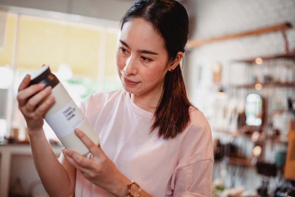 Ảnh minh họa: Người mua cân nhắc một sản phẩm trước khi lựa chọn