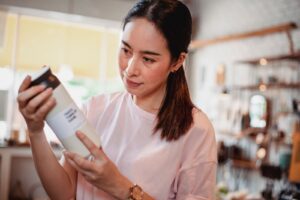 Ảnh minh họa: Người mua cân nhắc một sản phẩm trước khi lựa chọn